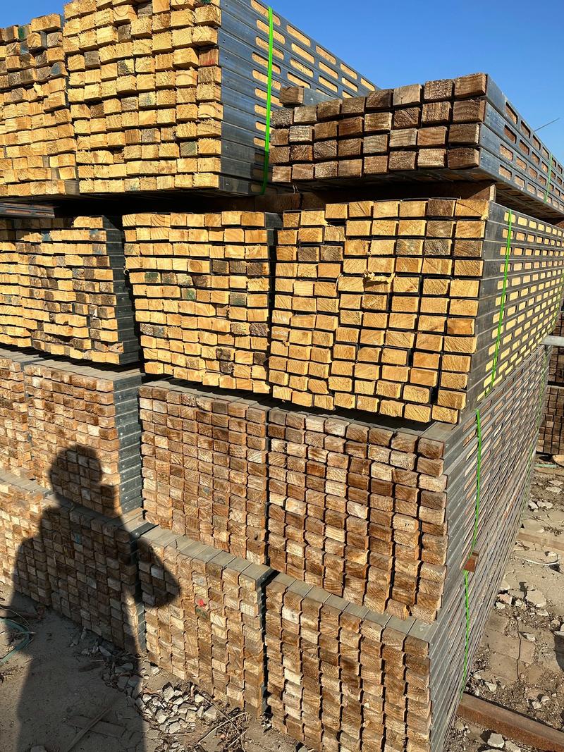 鋼包木與鋼木龍骨 現代工地建筑模板支撐加固體系的核心構件